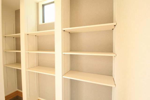 香南市野市町西野　新築戸建　⑧　駐車場５台　（全2棟）の収納|シューズインクローク