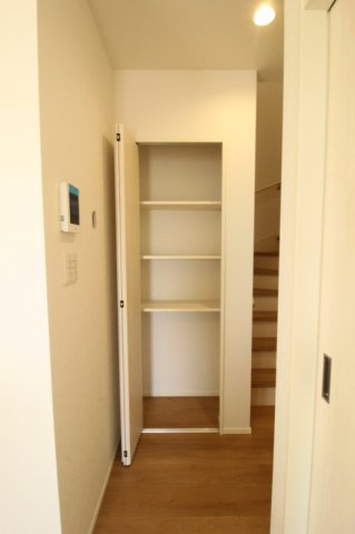 香南市野市町西野　新築戸建　⑧　駐車場５台　（全2棟）の収納|パントリー
