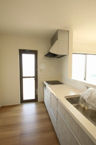 香南市野市町西野　新築戸建　⑧　駐車場５台　（全2棟）のキッチン|勝手口