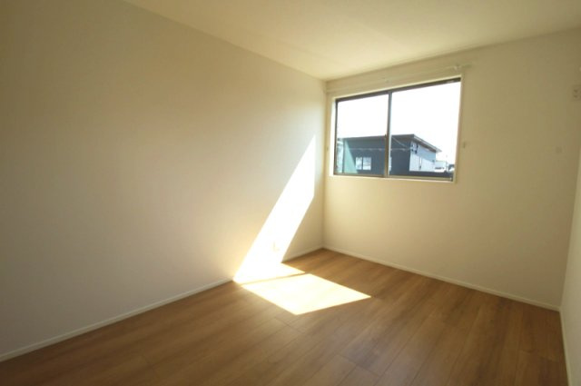 香南市野市町西野　新築戸建　⑧　駐車場５台　（全2棟）の洋室|2Ｆ　南西の部屋　6.6帖