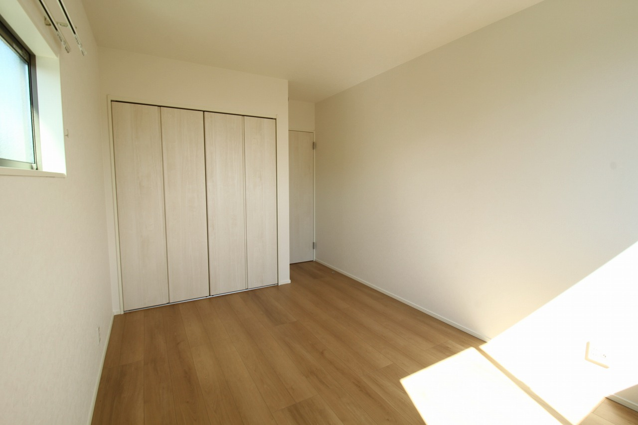 香南市野市町西野　新築戸建　⑧　駐車場５台　（全2棟）の洋室|2Ｆ　南西の部屋　6.6帖