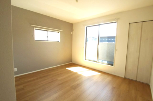 香南市野市町西野　新築戸建　⑧　駐車場５台　（全2棟）の洋室|2Ｆ　南の部屋　7.7帖