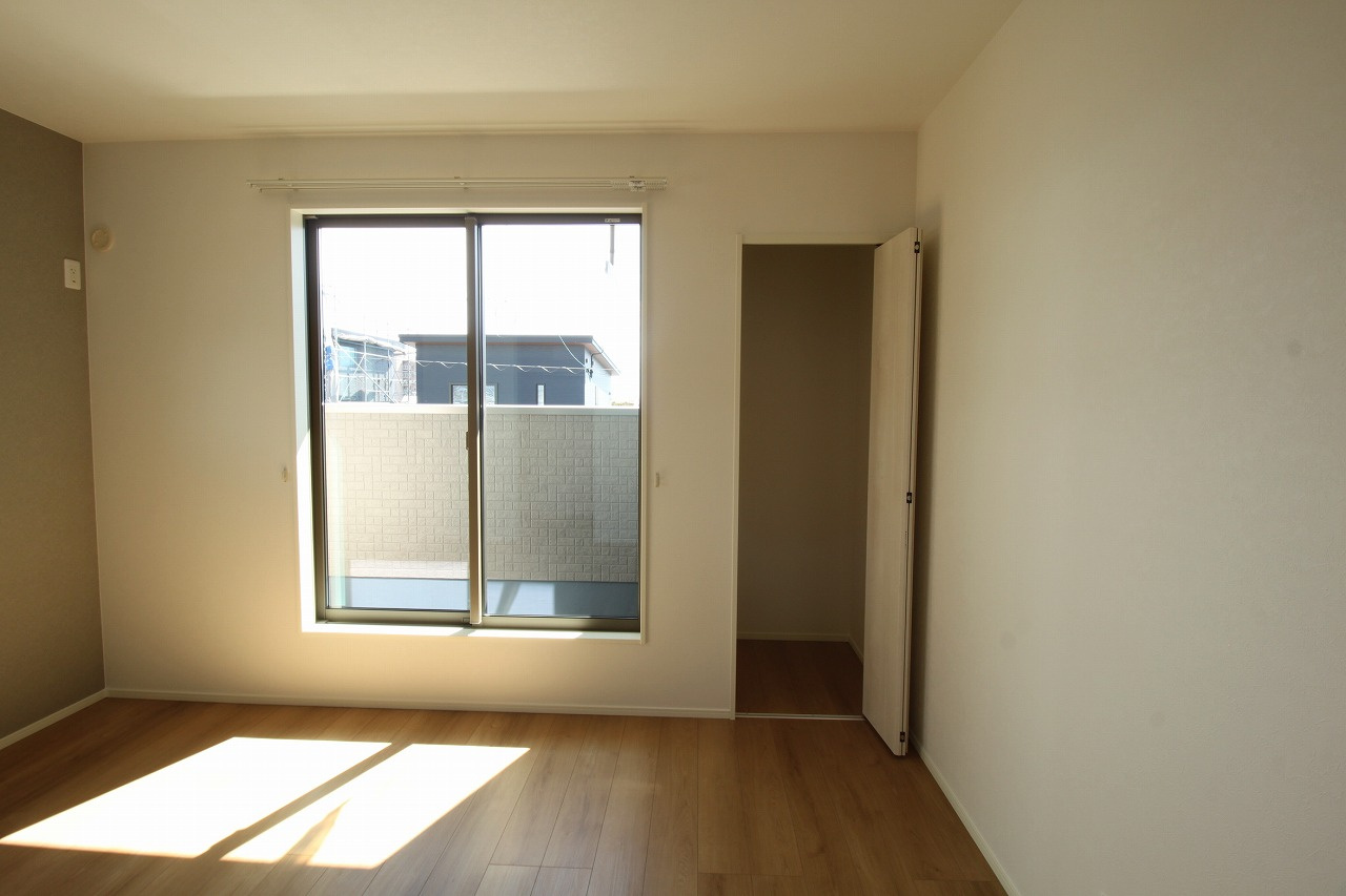 香南市野市町西野　新築戸建　⑧　駐車場５台　（全2棟）の洋室|2Ｆ　南の部屋　7.7帖