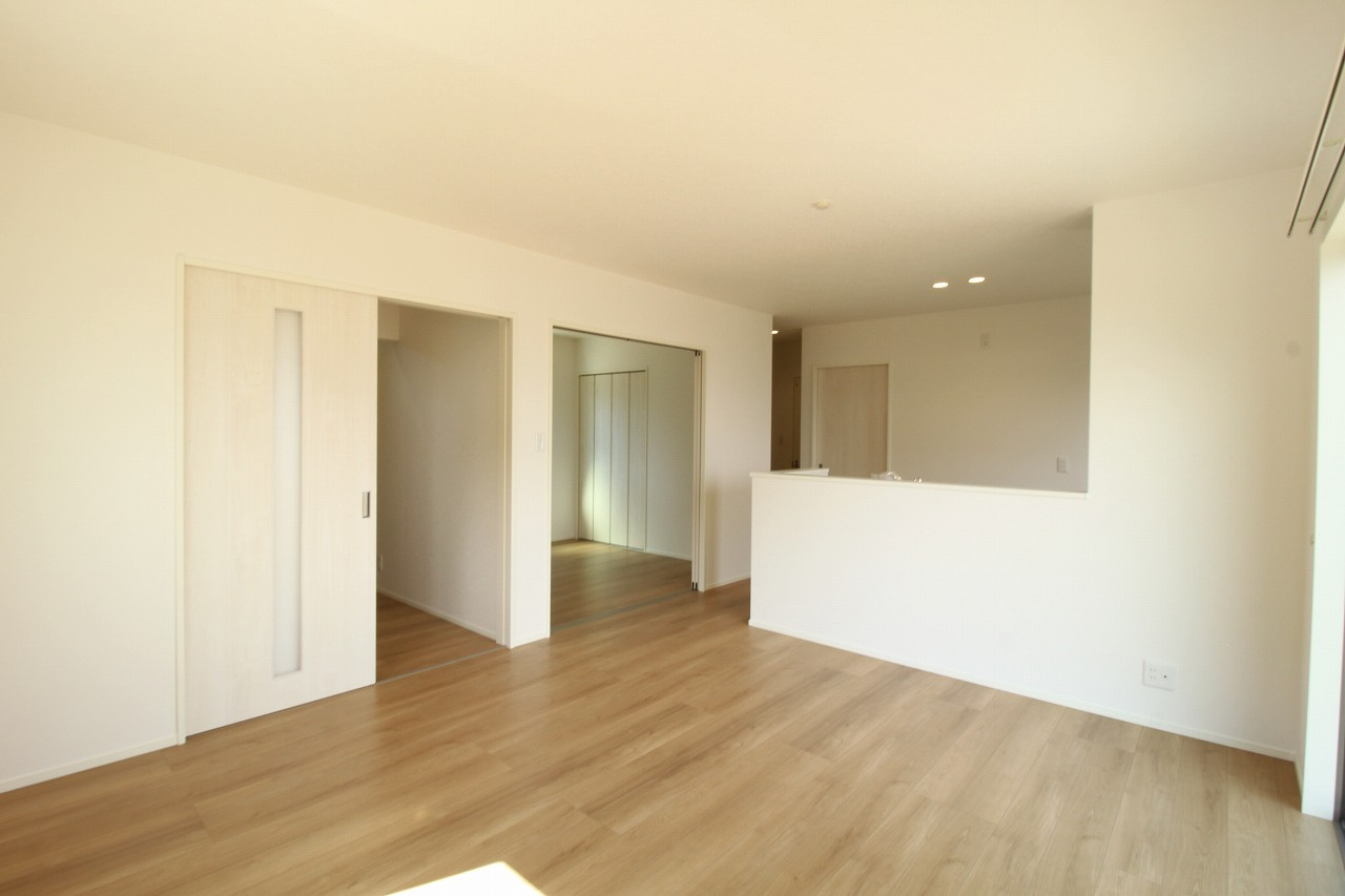 香南市野市町西野　新築戸建　⑧　駐車場５台　（全2棟）の居間・リビング|ＬＤＫ　15.1帖