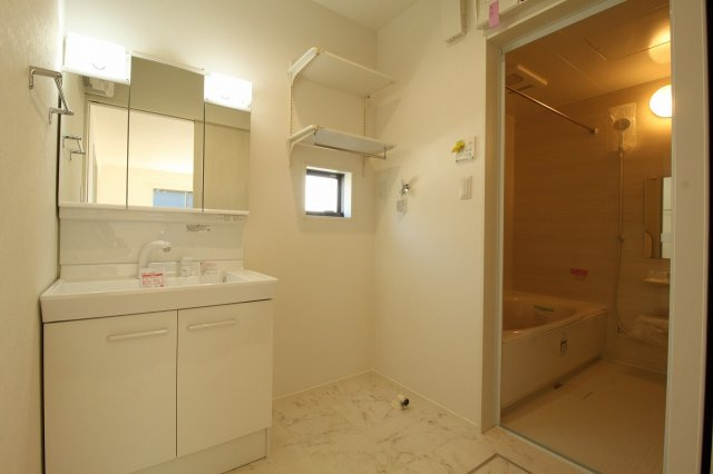 香南市野市町西野　新築戸建　⑧　駐車場５台　（全2棟）の独立洗面台