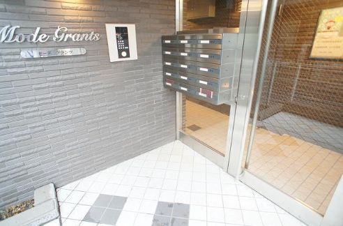 モーデ　グランツのエントランス