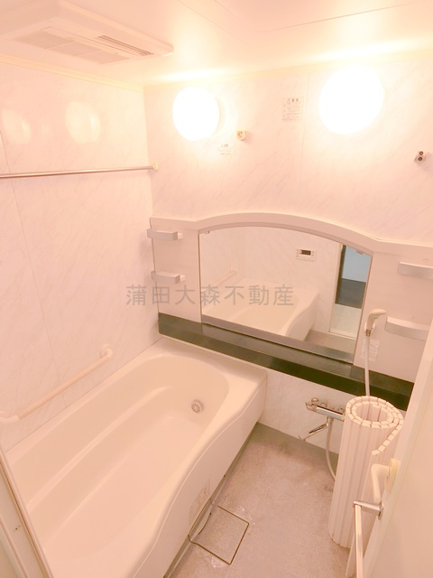 ブラウトリエの浴室|浴槽乾燥機と追い焚き機能の付いたバスルーム　お風呂