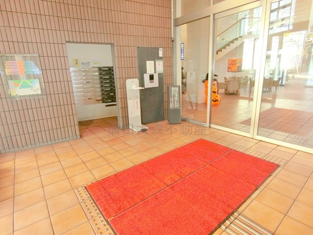 ブラウトリエのエントランス|オートロックと宅配ボックス管理人室付きのエントランス