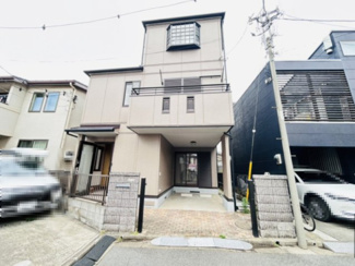 【外観】 | 屋根塗装と外壁一部クリアー塗装を実施 ！建物全体がリフレッシュされ、美しくお出迎えします。軽量鉄骨造の3階建て で、採光やプライバシーの確保にも配慮された設計です。