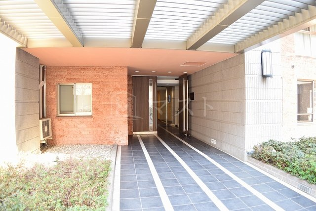 大阪市中央区日本橋２丁目の賃貸マンションのエントランス