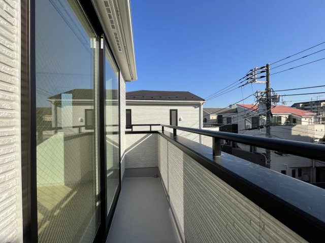 北区志茂3丁目 全3棟 1号棟のバルコニー|日当り良好な南向きワイドバルコニー(1号棟)