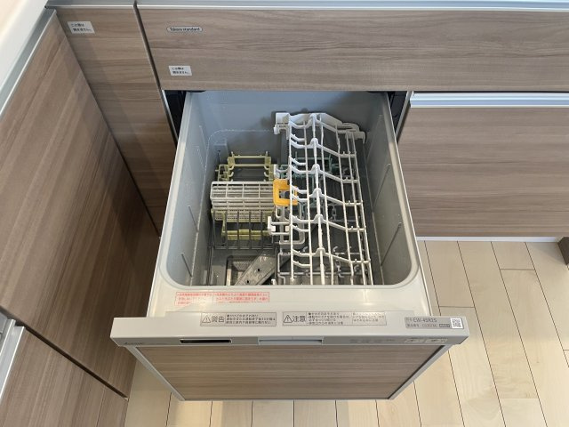 北区志茂3丁目 全3棟 1号棟のキッチン|食後の片づけに便利な食器洗乾燥機が標準装備です 時間が有効活用でき、節水にもなります(1号棟)