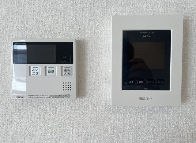 北区志茂3丁目 全3棟 1号棟の設備|インターホンの映像で来訪者の声と顔を確認後鍵を解錠することができるTVモニター付きインターホン(1号棟)