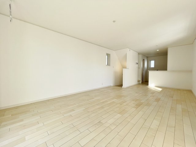 北区志茂3丁目 全3棟 1号棟の居間・リビング|LDK18.5帖は明るく開放的な2階リビング設計　南側バルコニーから豊かな採光が注ぎ込み、明るく照らしてくれます(1号棟)