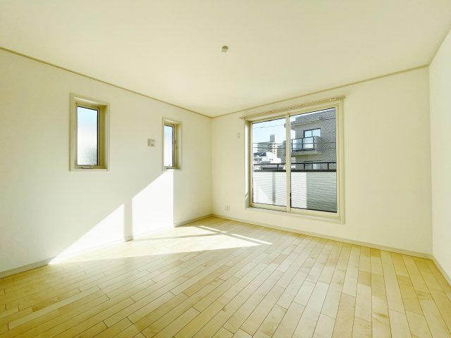 北区志茂3丁目 全3棟 1号棟の洋室|3階8.0帖洋室　南側バルコニーに面し明るいお部屋です(1号棟)