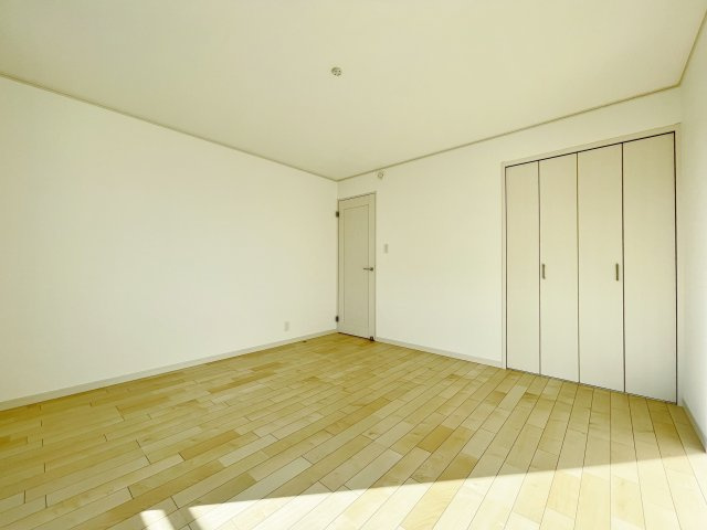 北区志茂3丁目 全3棟 1号棟の洋室|3階8.0帖洋室　南側バルコニーに面し明るいお部屋です(1号棟)