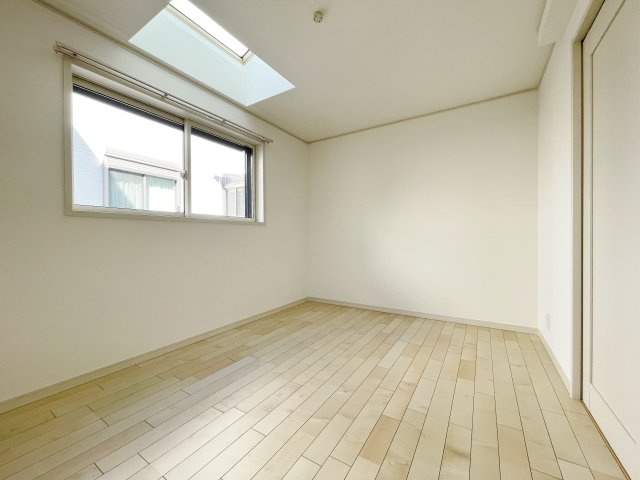 北区志茂3丁目 全3棟 1号棟の洋室|1階6.0帖洋室　トップライトを設け柔らかな自然光が差し込む心地よい空間を実現(1号棟)