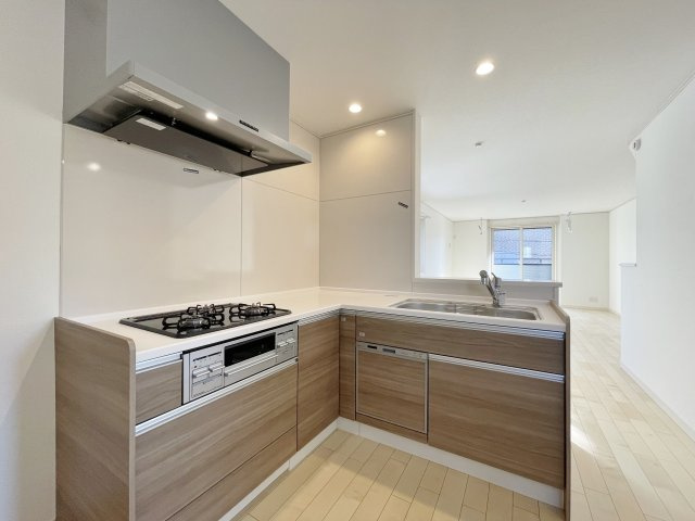 北区志茂3丁目 全3棟 1号棟のキッチン|キッチンはL字型システムキッチンを採用し、動線の良さと作業スペースの広さを両立
食洗機標準装備です(1号棟)