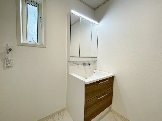 北区志茂3丁目 全3棟 1号棟の独立洗面台|使いやすい三面鏡の洗面台
鏡裏やベースキャビネットなど収納スペースもしっかり設けているので水回りをキレイにお使いいただけます(1号棟)