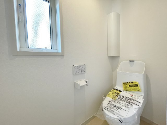 北区志茂3丁目 全3棟 1号棟のトイレ|トイレは2ヶ所設置、換気用小窓もあり、明るく清潔な空間です(1号棟)