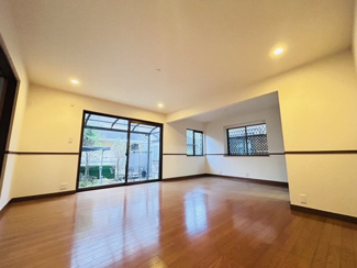 【居間・リビング】 | 佐倉市染井野　中古戸建　京成臼井駅 | 窓の外にテラスとお庭の緑が広がる、開放感あふれるリビングです。大きな掃き出し窓から光がたっぷりと差し込み、光熱費削減にもつながります！家族みんなが自然と笑顔になれる団らんの空間です。