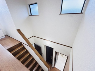 【その他】 | 佐倉市染井野　中古戸建　京成臼井駅 | 玄関ホールや階段周りには吹抜けがあり、縦の空間の広がりを感じられます。採光窓から自然光が降り注ぎ、家全体を明るく開放的な雰囲気にしてくれます。