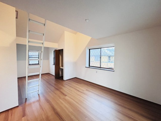 【洋室】 | 佐倉市染井野　中古戸建　京成臼井駅 | 高い天井とロフトへ続くハシゴが、秘密基地のようなワクワク感を演出！！お子様部屋にすれば、お友達に自慢できるお気に入りの空間になりそうですね♪