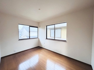 【洋室】 | 佐倉市染井野　中古戸建　京成臼井駅 | 2面採光で風通しの良いお部屋です！
主寝室や子供部屋など、用途に合わせて快適にお使いいただけます。