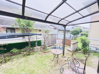 【庭】 | 佐倉市染井野　中古戸建　京成臼井駅 | リビングからそのまま出られる屋根付きのテラススペース！雨の心配が少なく、テーブルセットを置いてランチやティータイムを楽しめます。手入れされたお庭の緑を眺めながら、優雅なひとときを過ごしてみませんか？