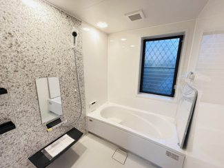 【浴室】 | 佐倉市染井野　中古戸建　京成臼井駅 | ゆったり1.25坪の広さを確保したバスルーム。のびのびお子様ともご一緒にご利用できます！
足を伸ばしてリラックスできる癒やしの空間です。