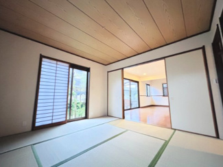 【和室】 | 佐倉市染井野　中古戸建　京成臼井駅 | リビングと隣接した約8帖の和室。扉を開け放てば、リビングと一体の大空間として使えます。い草の香りに癒やされる空間。客間としてはもちろん、お子様のお昼寝スペースや遊び場としても大活躍！！