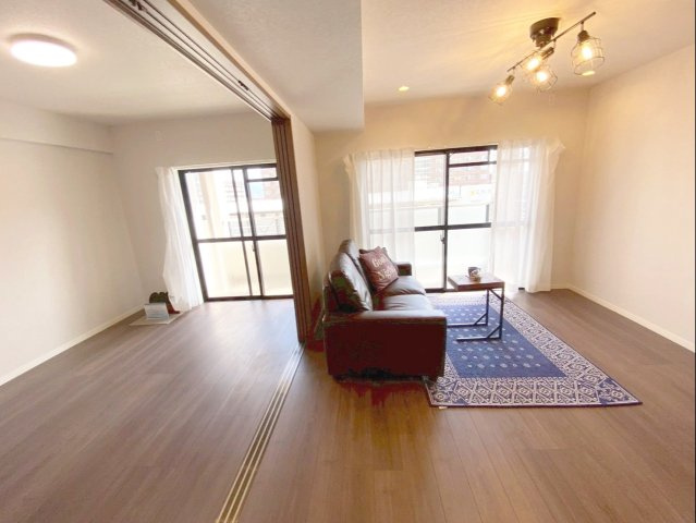 サングレート箱崎公園東の居間・リビング|6帖の洋室を開放して、22.8帖のより広々とした空間としても利用できます！