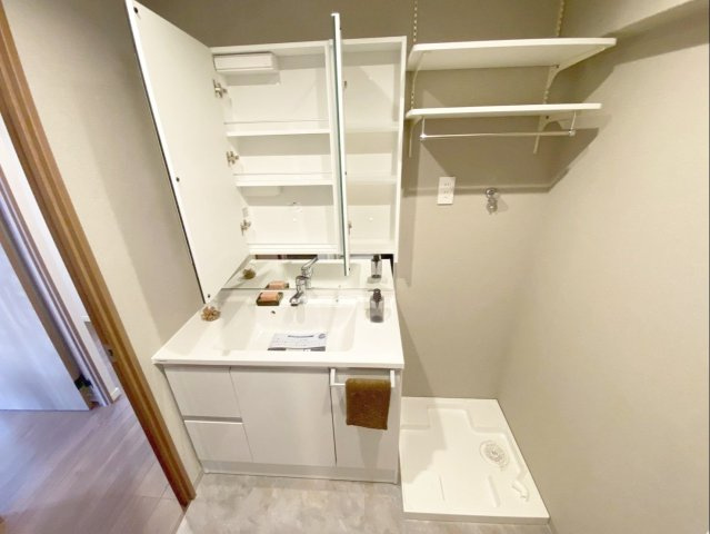 サングレート箱崎公園東の独立洗面台|ミラーキャビネット付きの洗面化粧台！室内洗濯機置き場あります！