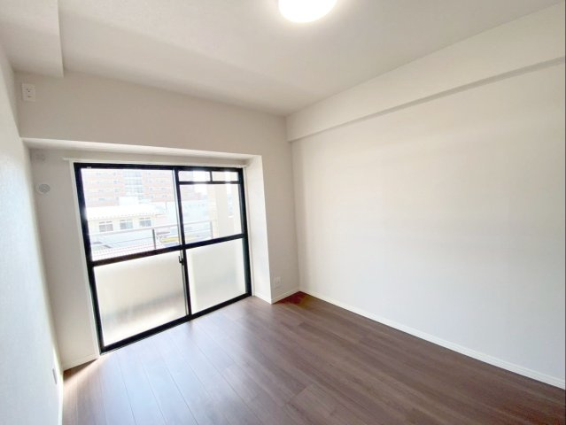 サングレート箱崎公園東の洋室|5.8帖の洋室です！バルコニーからの出入りが可能！