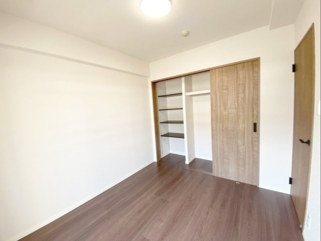 サングレート箱崎公園東の洋室|全居室収納付きです！家族の荷物をそれぞれ収納できて便利です！