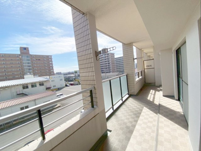 サングレート箱崎公園東のバルコニー|広々としたバルコニー！衣類はもちろん、布団などの大きなものもしっかり干せますね！