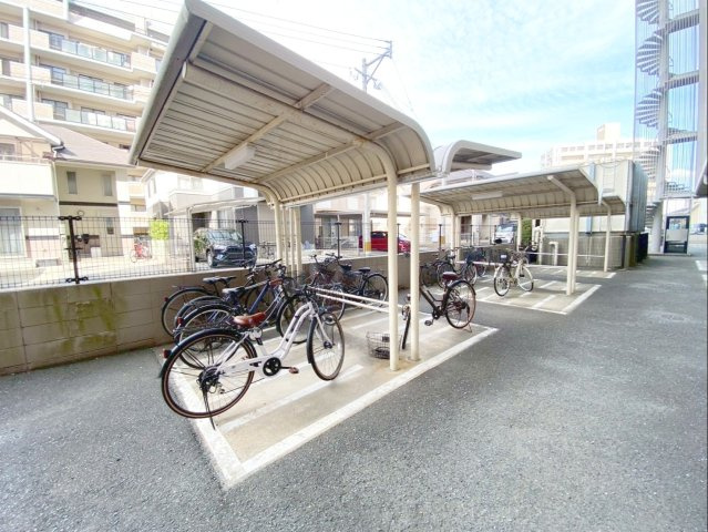 サングレート箱崎公園東の駐輪場|駐輪場はサイクルポート付きで雨の日も安心！