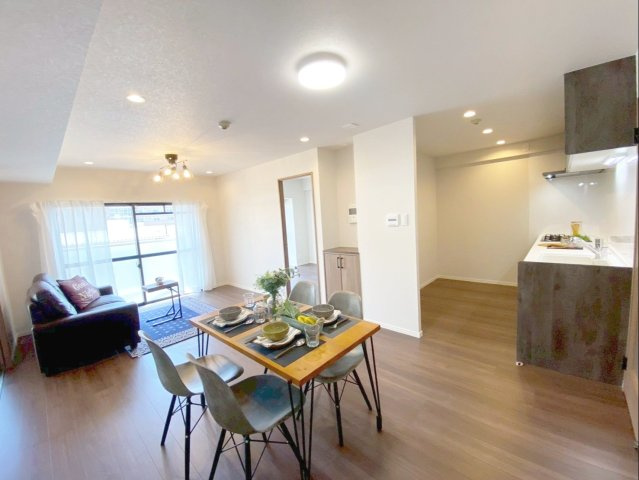 サングレート箱崎公園東の居間・リビング|南東向きバルコニー直結の明るいリビングです！