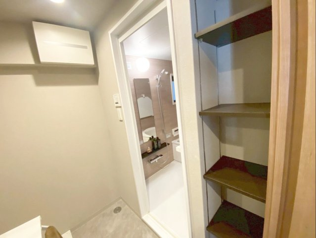 サングレート箱崎公園東の脱衣所|脱衣所には備え付けの可動棚があります！