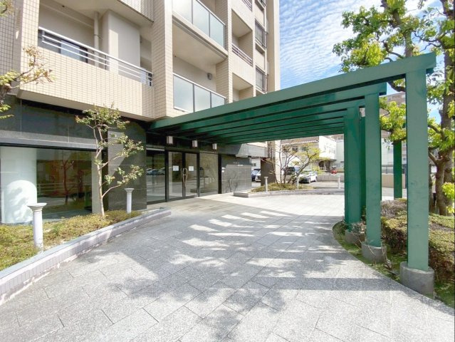 サングレート箱崎公園東の外観|フラットなマンションアプローチ！車椅子やベビーカーも安全に通行できますね！