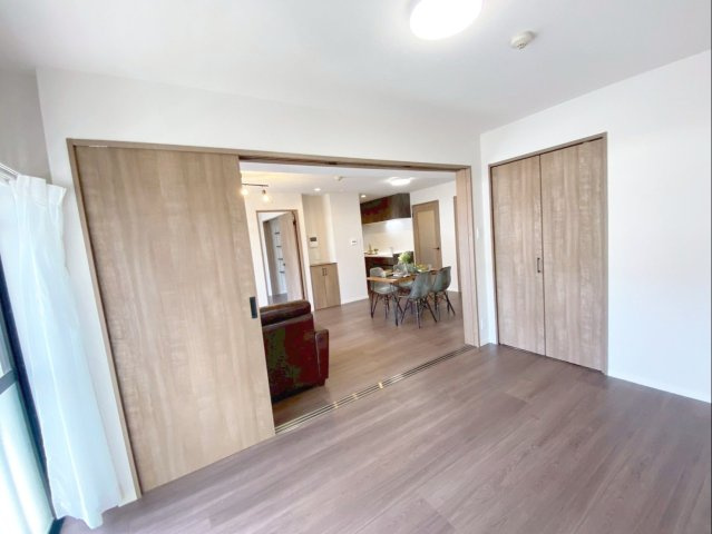 サングレート箱崎公園東の洋室|リビング横の洋室です！扉を閉めて個室としても、開放してリビングと一体化しても利用できます！