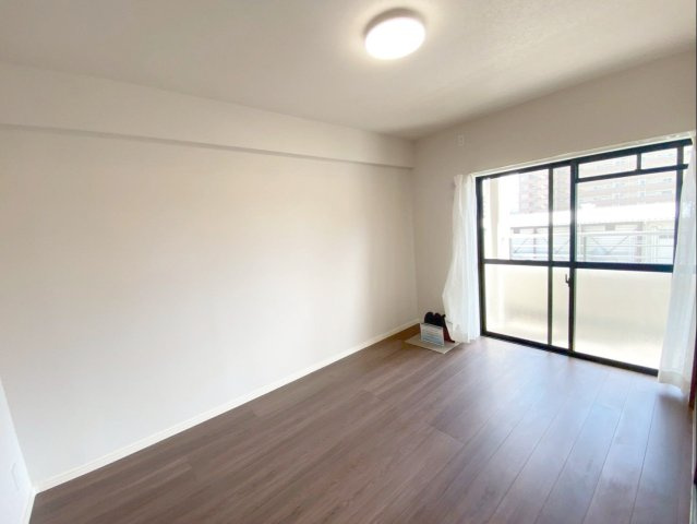 サングレート箱崎公園東の洋室|南東向きバルコニー直結！明るい自然光が入る洋室です！