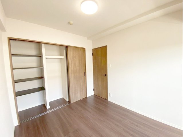 サングレート箱崎公園東の洋室|棚付きの空間や、ハンガーパイプ付きの空間があり、色々なものが収納しやすいクローゼット！