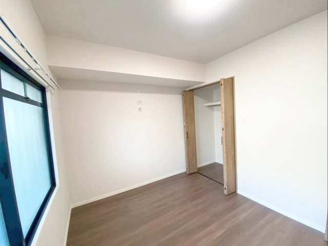 サングレート箱崎公園東の洋室|ハンガーパイプ、枕棚付きのクローゼットで衣類や雑貨をスッキリ収納！