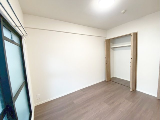 サングレート箱崎公園東の洋室|ハンガーパイプ、枕棚付きのクローゼットで衣類や雑貨をスッキリ収納！