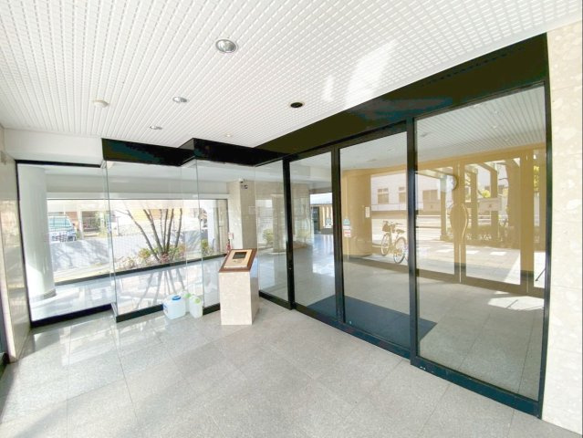 サングレート箱崎公園東のエントランス|ガラス張りで明るく開放感のあるエントランスです！防犯面も安心のオートロック付き！