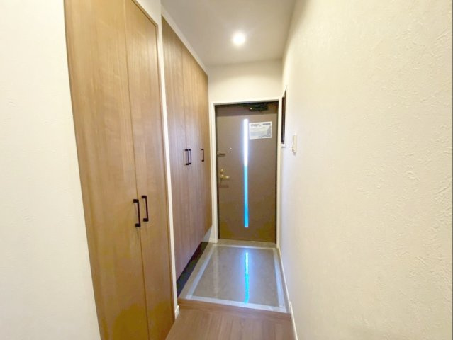 サングレート箱崎公園東の玄関|スリット採光の玄関ドアや、窓からの程良い自然光が入る玄関！