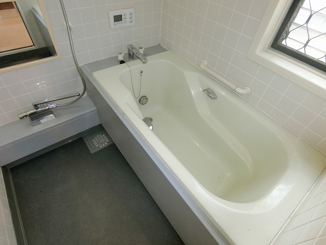 甲子園九番町戸建の浴室