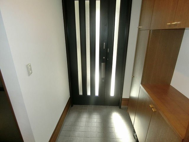 甲子園九番町戸建の玄関