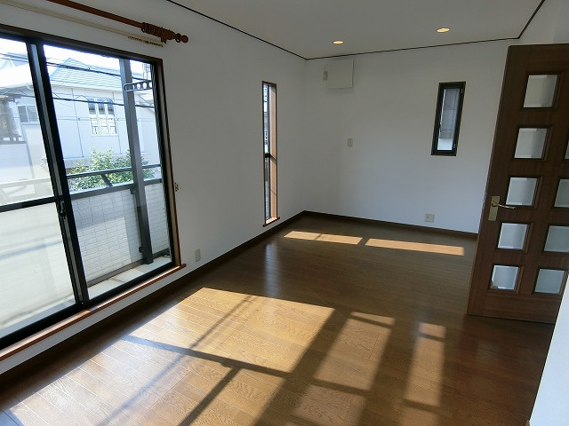 甲子園九番町戸建の居間・リビング